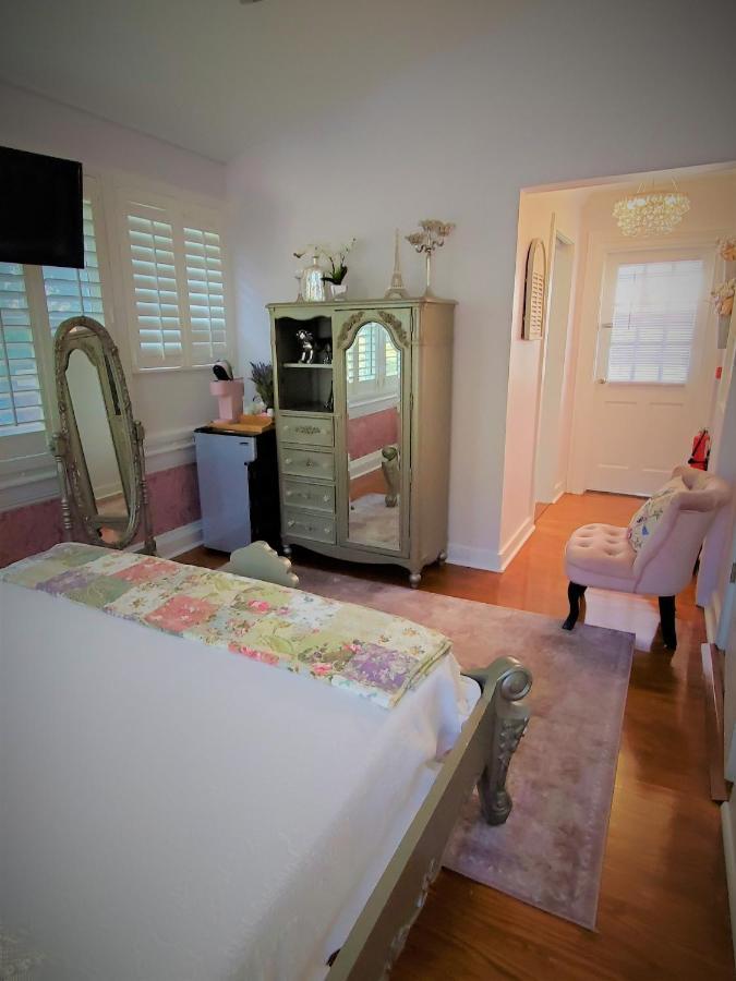 Kleines Zimmer mit Queensize-Bett