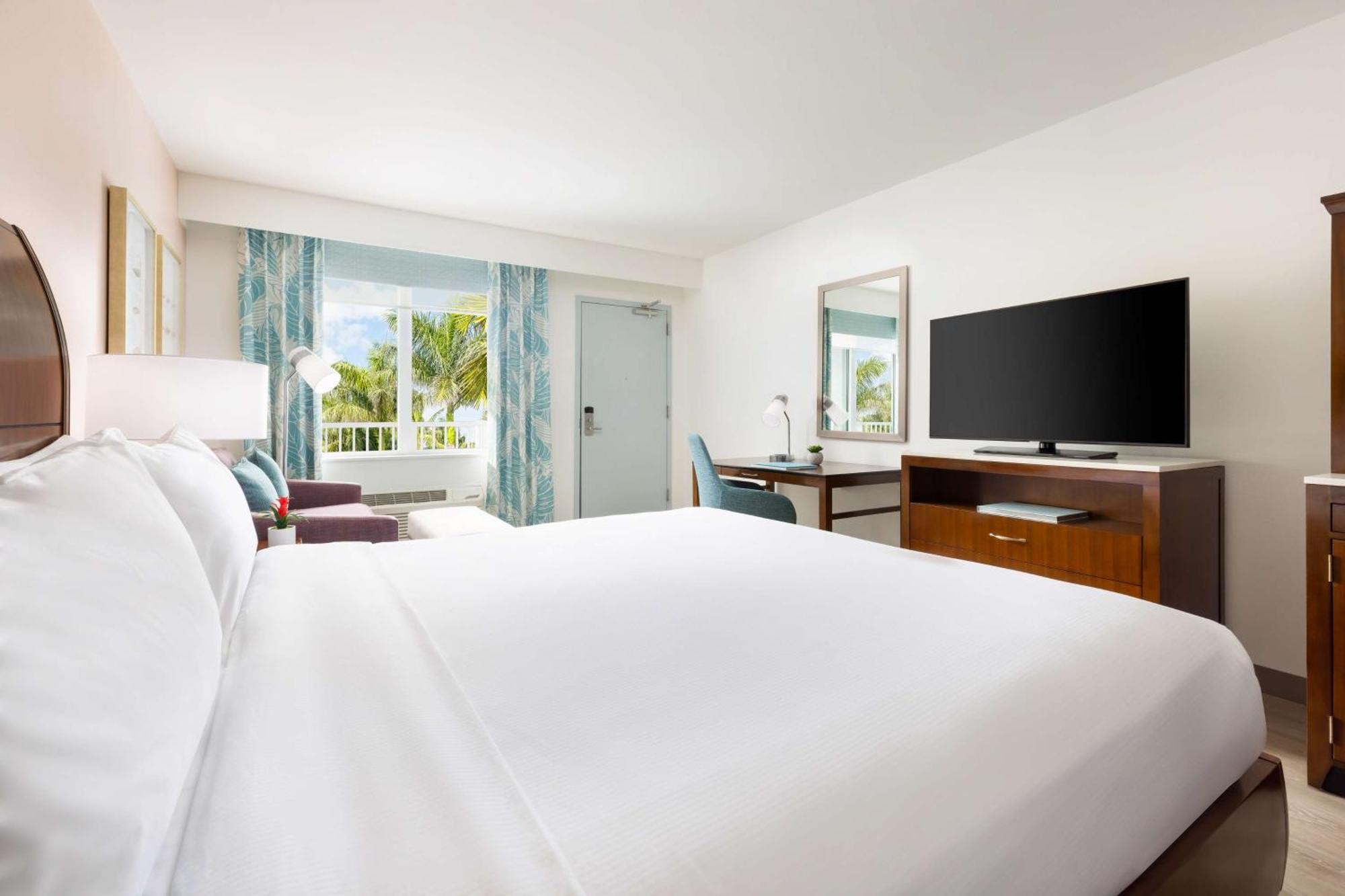 Quarto com Cama King-size e Sofá-cama