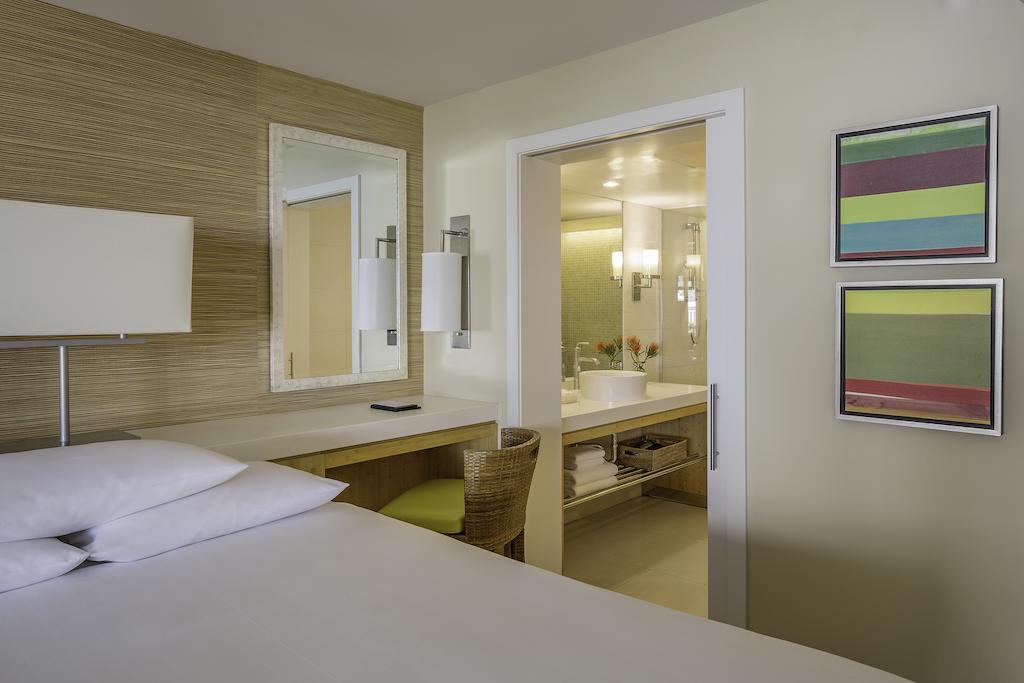 Chambre avec 2 Lits Queen-Size et Baignoire Accessible aux Personnes à Mobilité Réduite